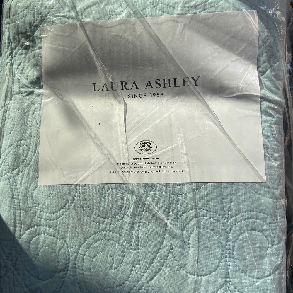 Breeze blue Laura Ashley king size quilt